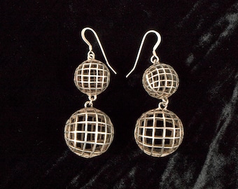 Pendientes de esfera con jaula de plata de estilo modernista de mediados de siglo, década de 1960.