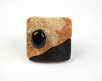 Anillo grande de los años 80 con piedra fosilizada, ónix negro y plata.
