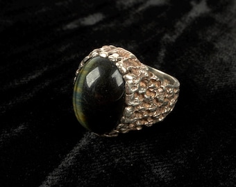 Anillo de plata y ojo de tigre verde, de estilo brutalista modernista de los años 70.