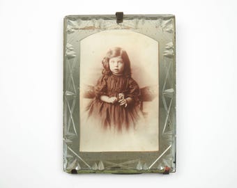 Marco de fotos antiguo de 1900 con borde de cristal tallado con espejo.