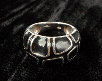 Anillo de los años 80 con diseño geométrico en plata y esmalte negro.