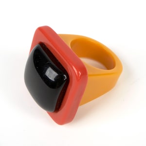 Vintage 1960 &#39;Pop Art Chunky Schwarz, Orange und Gold Lucite Ring.