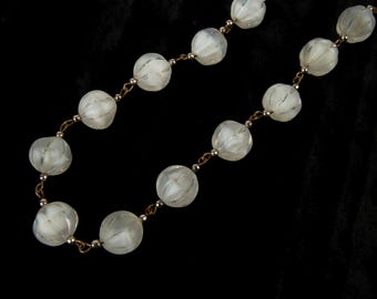 Collar vintage de cuentas de vidrio blanco de la década de 1930.