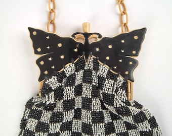 Bolso antiguo Art Déco de los años 20 con cuentas y marco de celuloide en forma de mariposa.