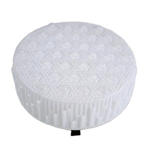 Puede incluir: Un objeto decorativo blanco y redondo con una superficie texturizada. La parte superior presenta un patrón tejido, mientras que los lados tienen un diseño vertical y acanalado. Una pequeña pieza negra está unida en la parte inferior.