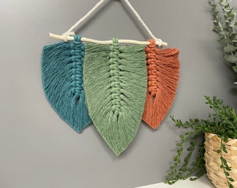 Mini macrame feather wall hanging, mini macrame, macrame feathers, wall decor