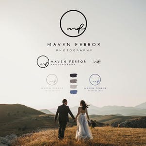 Op de afbeelding: Logo-ontwerp voor Maven Ferror Photography, met een cirkelvormig embleem en de initialen "mf". De afbeelding toont de bedrijfsnaam, variaties van het logo en een stel dat door een veld loopt.