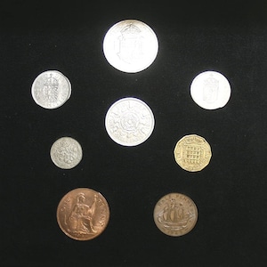 1965 Ensemble complet de pièces britanniques dans un étui de présentation de qualité spécialement conçu