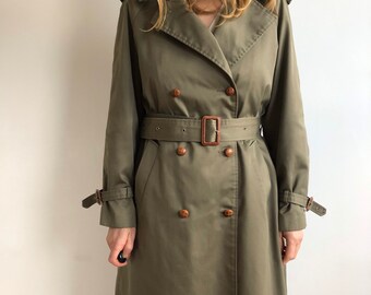 trenchcoat green