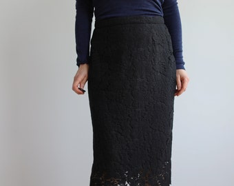 Falda midi negra de encaje vintage. Originalmente talla M de mujer. Época de los 90.