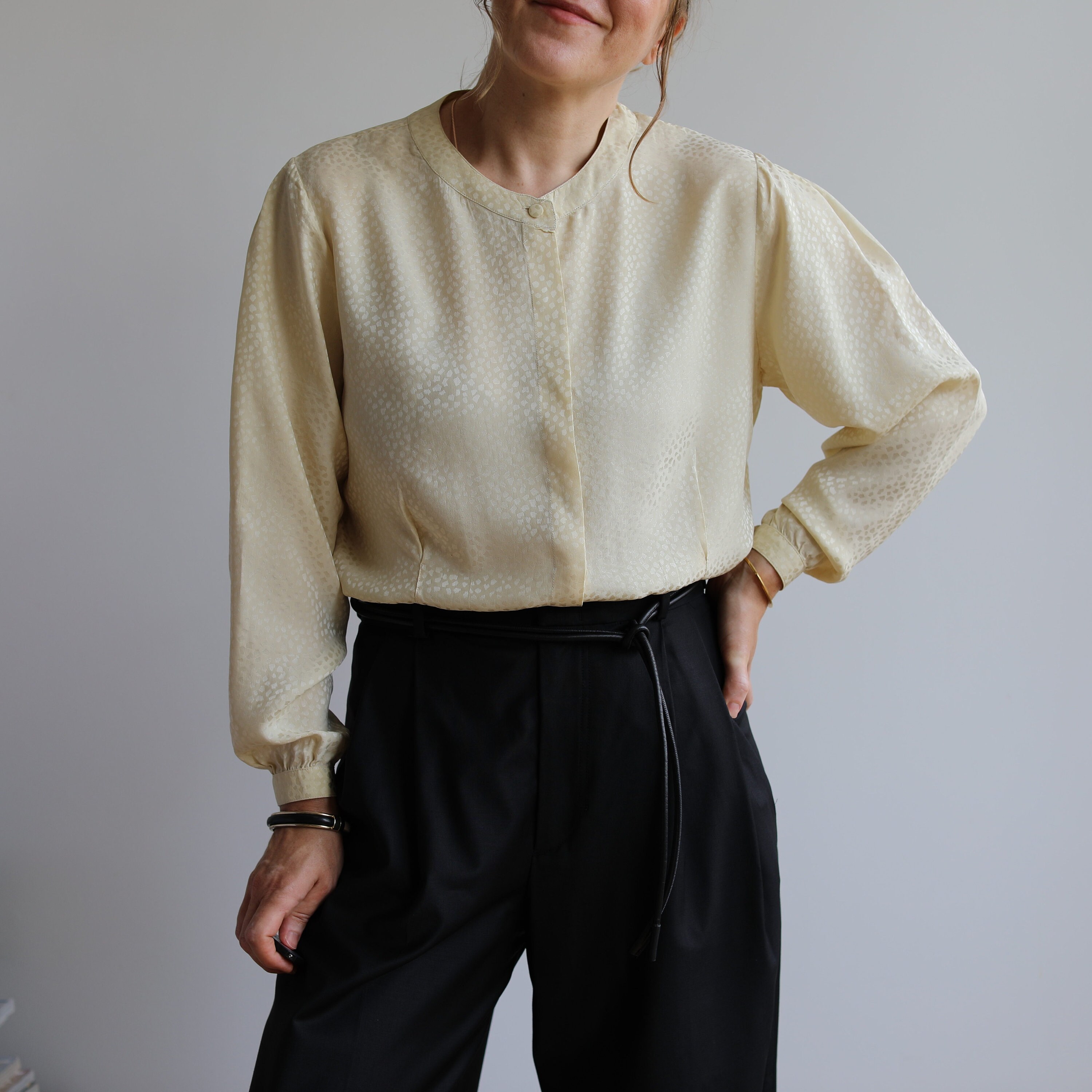 ヴィンテージのクリーム色のシルクブラウス。元々は女性用の