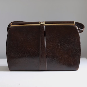 Vintage Handtasche aus dunkelbraunem Braun mit goldener Hardware. 70er Jahre Ära.