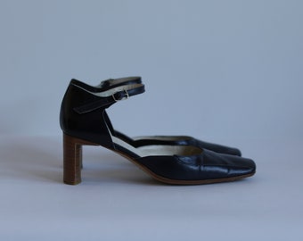 Vintage navy blue leather sling back block heel shoes with square toe. Originally women’s size 38 / UK 5. 90’s era.