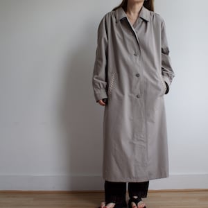 Vintage trench coat in beige. Originally women’s size XL. 80’s era.
