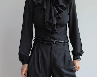フリル付きのヴィンテージの黒いシルクブラウス。元々はレディースのXSサイズ。2000年代初頭。