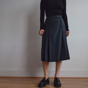 Vintage wool midi skirt in khaki green. Originally women’s size S. Early 80’s era.