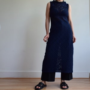 Vintage gehäkeltes dunkelblaues Kleid mit Kapuze. Ursprünglich Damengröße S. 90er Jahre.