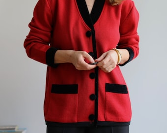 Vintage rote Strickjacke aus Wolle. Ursprünglich Damengröße M. Anfang der 90er Jahre.