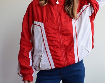 Vintage windbreaker jacket. Originally men’s size M. 90’s era.