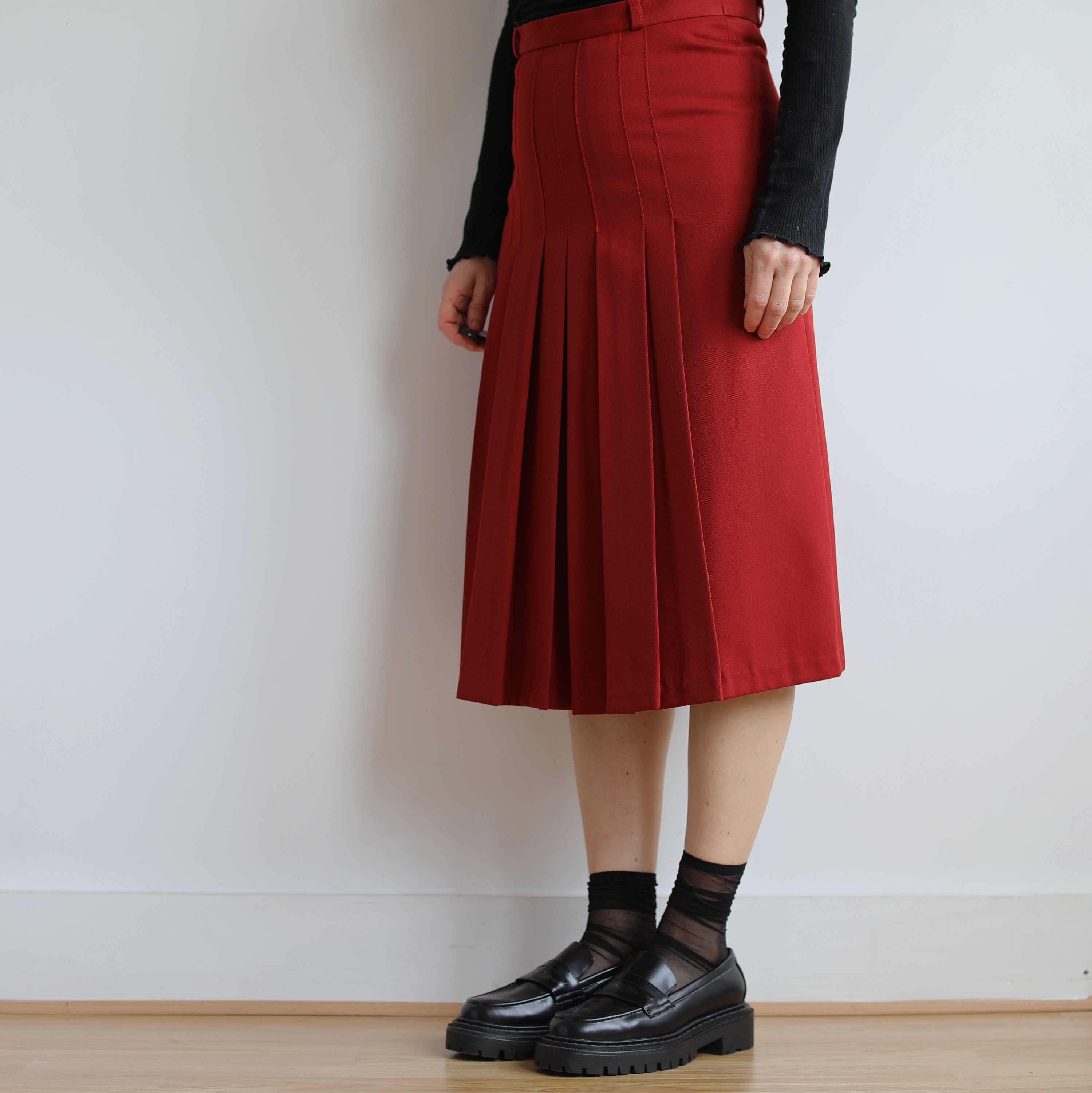 Vintage wool burgundy pleated midi skirt. Originally women’s size S. 80’s era.
