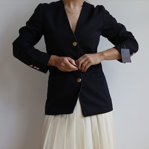 Vintage dark navy blue blazer. Originally women’s size S. Late 90’s / early 00’s era.