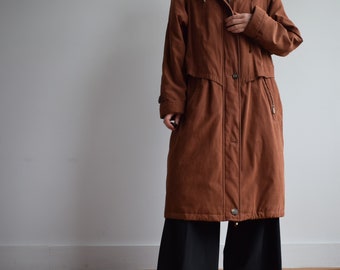 Vintage hooded lightly padded coat in brown. Originally women’s size XL. 90’s era.n