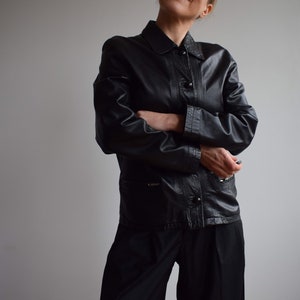 veste noire en cuir beurré doux vintage. À l’origine taille femme S. Années 90.