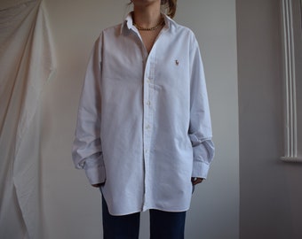 Polo vintage par Ralph Lauren chemise blanche en coton. A l’origine taille homme M/L. époque des années 90.