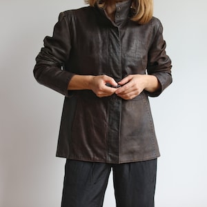 veste en cuir marron foncé vintage. Taille M pour femme à l'origine. Début des années 2000.