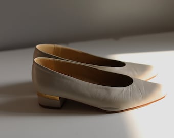 Vintage Leder beige Pumps mit tiefem kastenförmigen Absatz. Größe 38.