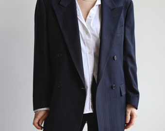 Vintage dark navy blue double breasted blazer. Originally men’s size M. 90’s era.