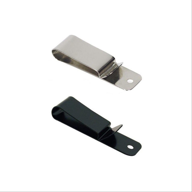 Pu&ograve; includere: Due clip per cintura in metallo, una argentata e una nera, sono mostrate su sfondo bianco. Ogni clip ha una parte superiore curva e una base rettangolare piatta con un singolo foro. La clip argentata &egrave; lucida, mentre la clip nera ha una finitura opaca.