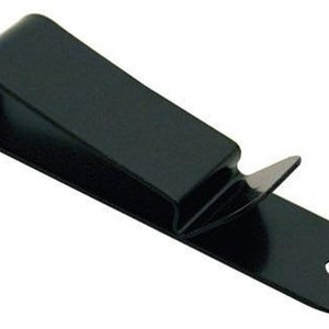 Pu&ograve; includere: Una clip in metallo nero con una parte superiore curva e un corpo piatto e rettangolare. La clip ha una piccola linguetta appuntita e un foro all'estremit&agrave;. Progettata per tenere oggetti.