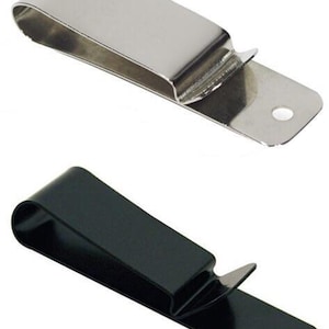 Pu&ograve; includere: Sono mostrate due clip per banconote in metallo, una argentata e una nera. Ogni clip ha una parte superiore curva e una base rettangolare piatta con un foro. Queste clip sono progettate per contenere contanti o piccoli oggetti.