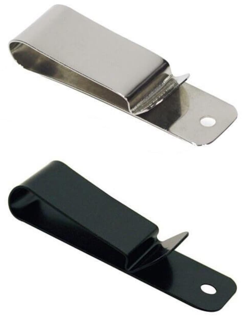 Pu&ograve; includere: Sono mostrate due clip per banconote in metallo, una argentata e una nera. Ogni clip ha una parte superiore curva e una base rettangolare piatta con un foro. Queste clip sono progettate per contenere contanti o piccoli oggetti.