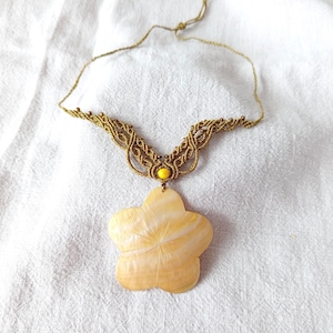 Macramé necklace with a mother-of-pearl pendant