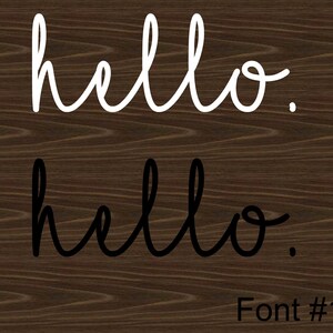 K&ouml;nnte beinhalten: Zwei W&ouml;rter "hello" in Schreibschrift auf einem Holzmaserungshintergrund. Das obere Wort ist wei&szlig;, das untere schwarz. Der Text "Font #1" befindet sich unten.