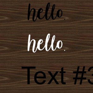 K&ouml;nnte beinhalten: Ein Holzgrund mit drei Textelementen. Das Wort "hello" erscheint zweimal, einmal in schwarzer Schreibschrift und einmal in wei&szlig;er Schreibschrift. Darunter steht der Text "Text #3" in fetter, serifenloser Schrift.