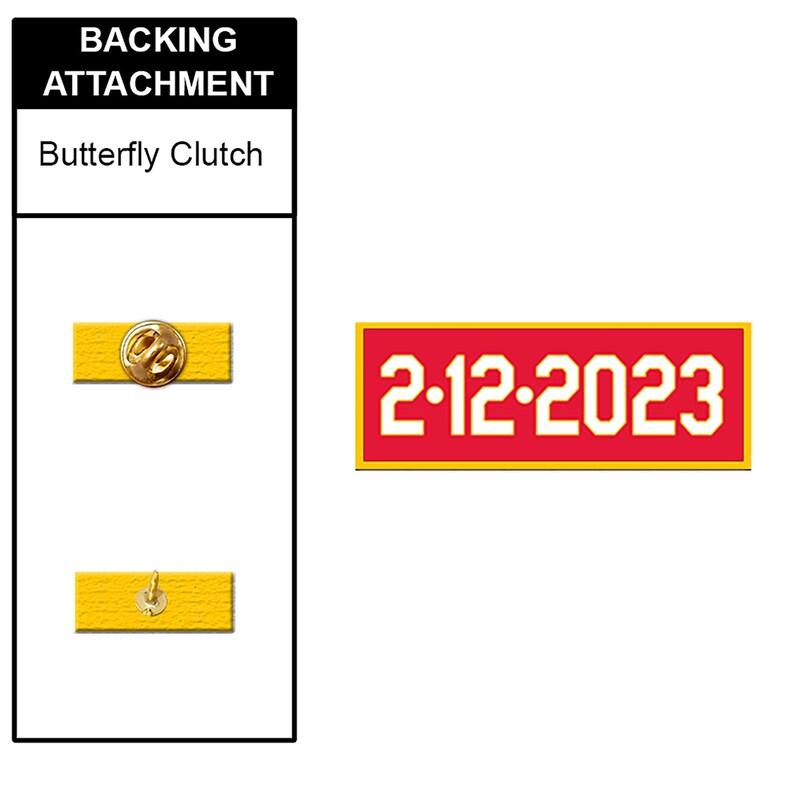 Op de afbeelding: Rechthoekige rode en witte patch met de tekst "2.12.2023" in wit. De patch heeft een gouden rand en een vlinderclip-rug.