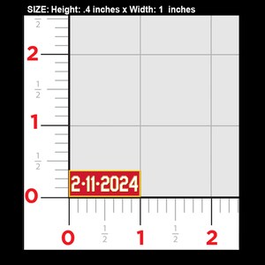 Puede incluir: Una pegatina rectangular roja con ribete dorado y el texto "2-11-2024" impreso en blanco. La pegatina mide aproximadamente 2,5 cm de ancho y 1,25 cm de alto.