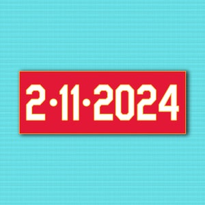 Puede incluir: Un letrero rectangular rojo con texto blanco que dice "2.11.2024" sobre un fondo azul con patr&oacute;n.