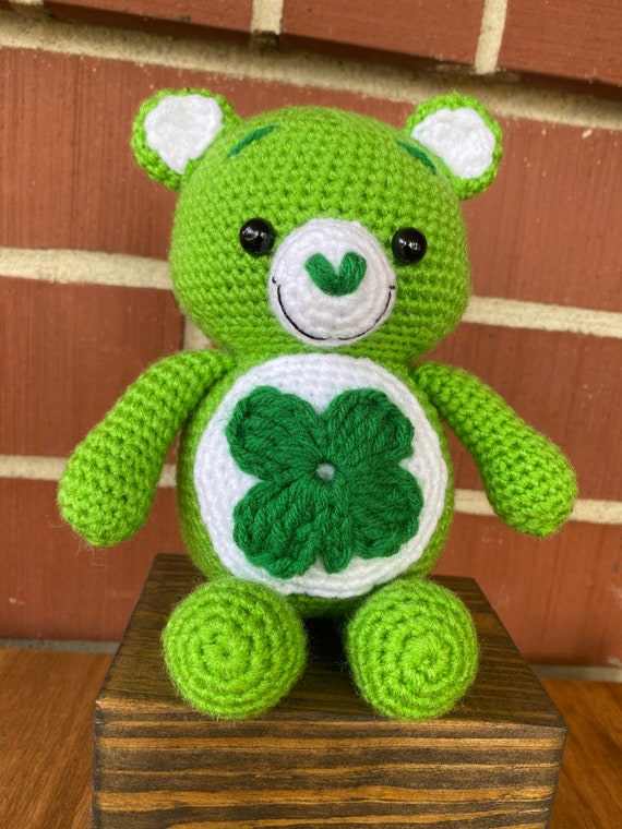 Poupée en peluche faite à la main au crochet Green Luck Bear