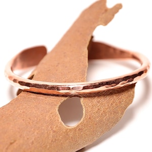 Bracelet en cuivre martelé fait main - Bijou artisanal énergétique - Bracelet en cuivre unisexe - Handmade energetic Copper bangle