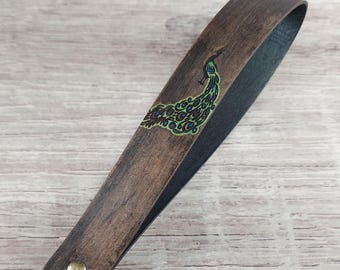 Correa de muñeca de cuero premium con pavos reales perlados en negro antiguo: cordón de muñeca hecho a mano para llavero, billetera, bolso de mano o dije para bolso.