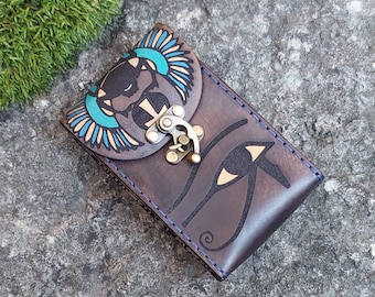 Estuche de Tarot de cuero premium hecho a mano. Caja de Tarot de cuero del Mago Egipcio con Thoth y Escarabajo Alado en negro desgastado, pintada a mano.