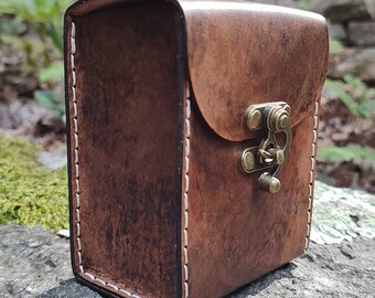 Estuche XL para baraja de juegos en color Marrón Frontier. Estuche de cuero premium envejecido. Caja para cartas de juego. Amplio espacio para cartas con fundas y contadores de dados.