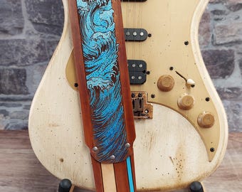 Correa de guitarra de cuero hecha a mano Wave Rider: olas de tsunami pintadas a mano al estilo de los cómics vintage con un toque retro de tabla de surf.