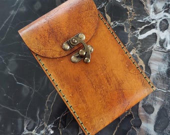 Estuche para cartas de Tarot hecho a mano en cuero de plena flor de primera calidad: teñido a mano en color Spice con un aspecto vintage ligeramente desgastado, cosido a mano en verde caqui