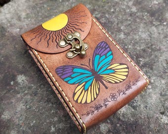 Mariposas de verano y sol en cuero premium hecho a mano. Estuche para cartas de tarot con arte pintado a mano en colores brillantes. Regalo para tarotistas.