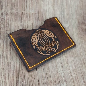 Cartera de cuero minimalista vikinga nórdica de primera calidad con los cuervos de Odín, Hugnin y Muninn, hecha a mano, color negro antiguo con hilo naranja